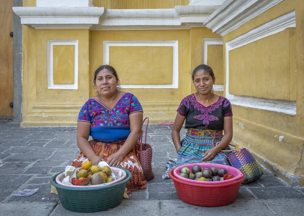 Antigua Guatemala Mart 2020 Maya Kadınları Sokakta Meyve Satıyor — Stok fotoğraf