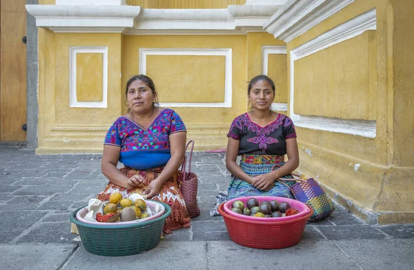 Antigua Guatemala Mart 2020 Maya Kadınları Sokakta Meyve Satıyor — Stok fotoğraf