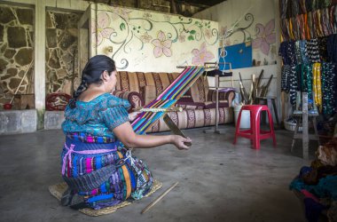 Atitaln Gölü, Guatemala, 26 Şubat 2020: Maya kadın renkli, geleneksel kumaşlar dokuyor