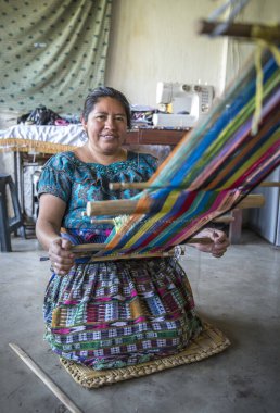 Atitaln Gölü, Guatemala, 26 Şubat 2020: Maya kadın renkli, geleneksel kumaşlar dokuyor