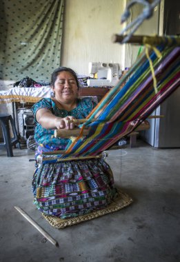 Atitaln Gölü, Guatemala, 26 Şubat 2020: Maya kadın renkli, geleneksel kumaşlar dokuyor