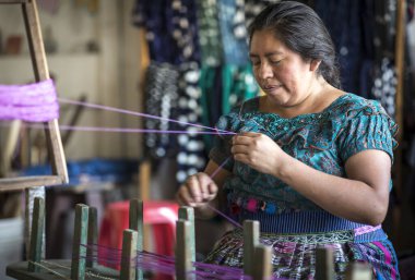 Atitaln Gölü, Guatemala, 26 Şubat 2020: Mayalı kadın geleneksel kumaşları örmek için iplikler hazırlıyor