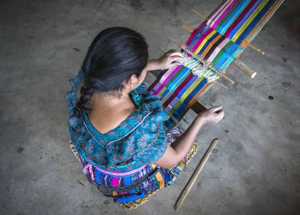 Lake Atitaln Guatemala Fevereiro 2020 Mulher Maia Tecendo Tecidos Coloridos — Fotografia de Stock
