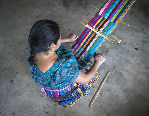Lago Atitaln Guatemala Febrero 2020 Mujer Maya Tejiendo Telas Coloridas — Foto de Stock