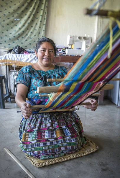 グアテマラのアティタル湖2020年2月26日 カラフルな伝統的な生地を身に着けているマヤの女性 — ストック写真