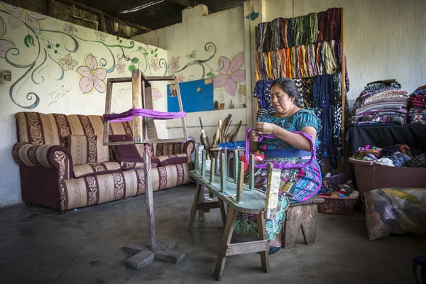 グアテマラのアティタル湖2020年2月26日 伝統的な織物を織る糸を準備するマヤ人女性 — ストック写真