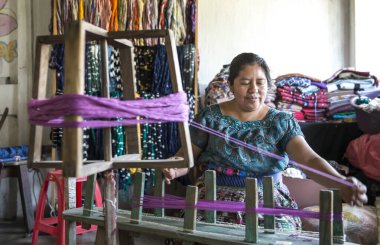 Atitaln Gölü, Guatemala, 26 Şubat 2020: Mayalı kadın geleneksel kumaşları örmek için iplikler hazırlıyor