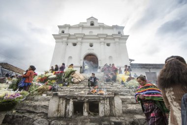 chichicastenango, Guatemala, 27 Şubat 2020: Geleneksel pazarda Maya insanları el sanatları satıyor ve satın alıyorlar