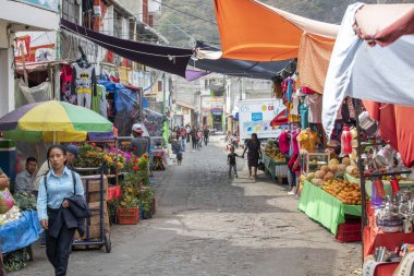 chichicastenango, Guatemala, 27 Şubat 2020: Geleneksel pazarda Maya insanları el sanatları satıyor ve satın alıyorlar