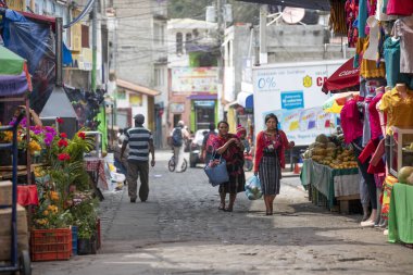 Chichicastenango, Guatemala, 27 Şubat 2020: Geleneksel pazarda Maya kadınları