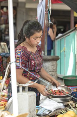 Chichicastenango, Guatemala, 27 Şubat 2020: Geleneksel pazarda Maya kadınları