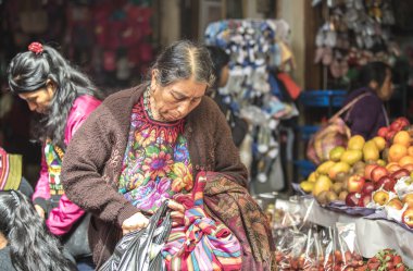 Chichicastenango, Guatemala, 27 Şubat 2020: Geleneksel pazarda Maya kadınları