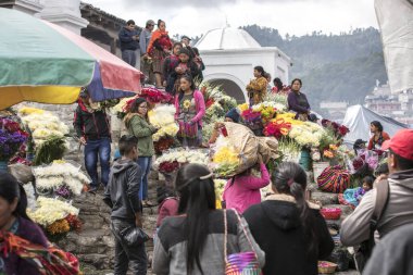 Chichicastenango, Guatemala, 27 Şubat 2020: Maya kadınları çiçek pazarında