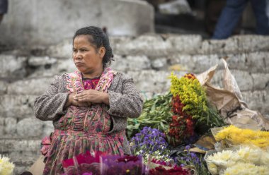 Chichicastenango, Guatemala, 27 Şubat 2020: Maya kadınları çiçek pazarında