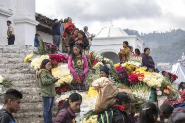Chichicastenango, Guatemala, 27 Şubat 2020: Maya kadınları çiçek pazarında