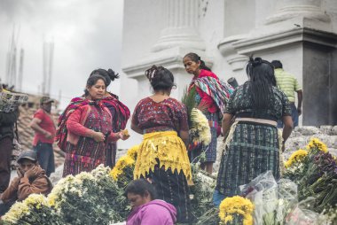 chichicastenango, Guatemala, 27 Şubat 2020: Geleneksel pazarda Maya insanları el sanatları satıyor ve satın alıyorlar