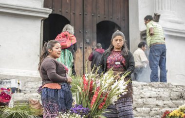 chichicastenango, Guatemala, 27 Şubat 2020: Geleneksel pazarda Maya insanları el sanatları satıyor ve satın alıyorlar