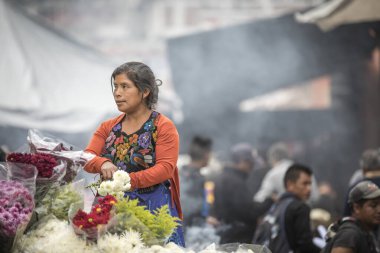 Chichicastenango, Guatemala, 27 Şubat 2020: Mayalı kadın pazarda çiçek satıyor