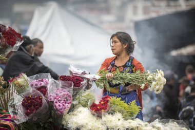 Chichicastenango, Guatemala, 27 Şubat 2020: Mayalı kadın pazarda çiçek satıyor