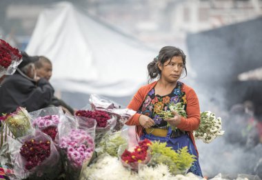 Chichicastenango, Guatemala, 27 Şubat 2020: Mayalı kadın pazarda çiçek satıyor