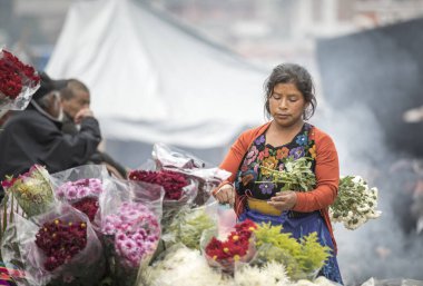 Chichicastenango, Guatemala, 27 Şubat 2020: Mayalı kadın pazarda çiçek satıyor