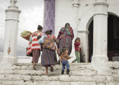 chichicastenango, Guatemala, 27 Şubat 2020: Geleneksel pazarda Maya insanları el sanatları satıyor ve satın alıyorlar
