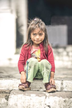 Chichicastenango, Guatemala, 27 Şubat 2020: Geleneksel pazarda Maya kızı