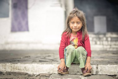 Chichicastenango, Guatemala, 27 Şubat 2020: Geleneksel pazarda Maya kızı