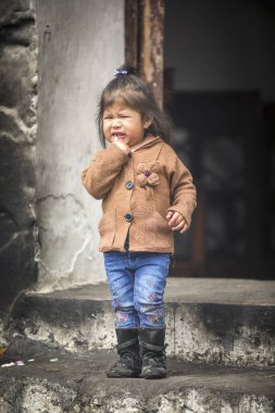 Chichicastenango, Guatemala, 27 Şubat 2020: Geleneksel pazarda Maya kızı