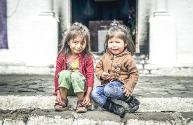 chichicastenango, Guatemala, 27 Şubat 2020: Maya kızları geleneksel pazarda