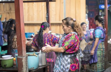 Chichicastenango, Guatemala, 27 Şubat 2020: Maya kadınları geleneksel pazarda yemek pişiriyor