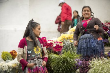 Chichicastenango, Guatemala, 27 Şubat 2020: Mayalı kadın geleneksel pazarda çiçek satıyor