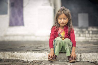 Chichicastenango, Guatemala, 27 Şubat 2020: Geleneksel pazarda Maya kızı