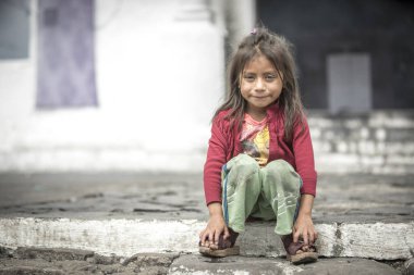 Chichicastenango, Guatemala, 27 Şubat 2020: Geleneksel pazarda Maya kızı