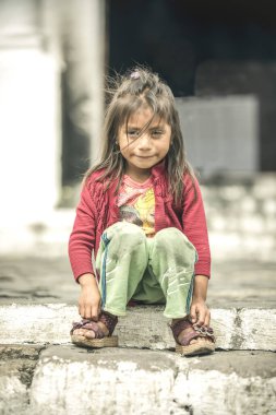 Chichicastenango, Guatemala, 27 Şubat 2020: Geleneksel pazarda Maya kızı