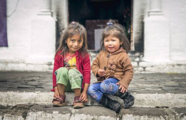 chichicastenango, Guatemala, 27 Şubat 2020: Maya kızları geleneksel pazarda
