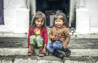 chichicastenango, Guatemala, 27 Şubat 2020: Maya kızları geleneksel pazarda