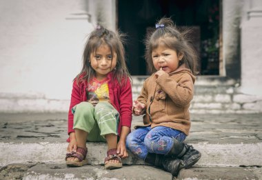chichicastenango, Guatemala, 27 Şubat 2020: Maya kızları geleneksel pazarda