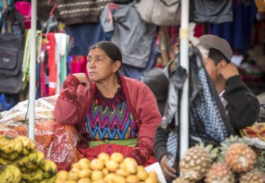 chichicastenango, Guatemala, 27 Şubat 2020: Geleneksel pazarda Maya insanları el sanatları satıyor ve satın alıyorlar