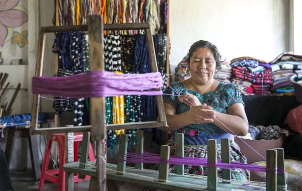 Jezero Atitaln Guatemala Února 2020 Mayská Žena Připravuje Příze Tkaní — Stock fotografie