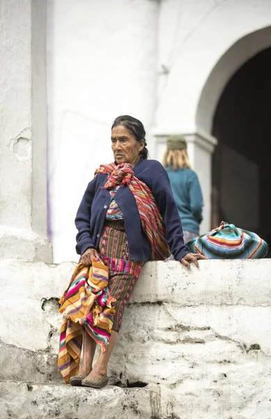 Chichicastenango Guatemala Februari 2020 Mayan Vrouw Rustend Traditionele Markt Van — Stockfoto