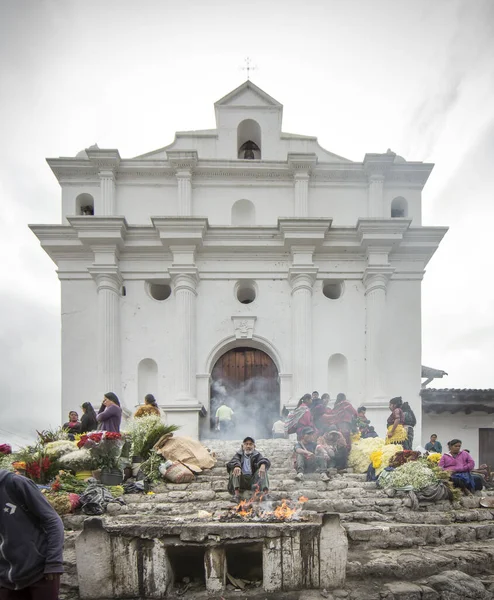 グアテマラのチチカステナンゴ2020年2月27日 伝統的な市場で工芸品を売買する人々 — ストック写真
