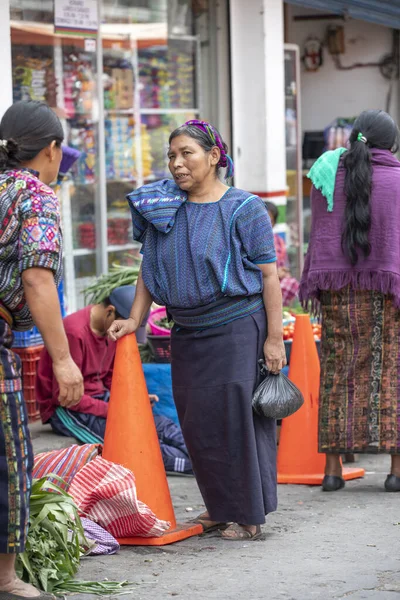 Chichicastenango Guatemala Şubat 2020 Maya Kadınları Geleneksel Pazarda Sosyalleşiyor — Stok fotoğraf