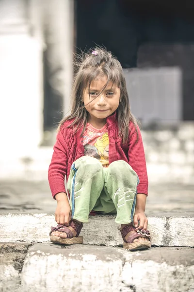 Chichicastenango, Guatemala, 27 Şubat 2020: Geleneksel pazarda Maya kızı