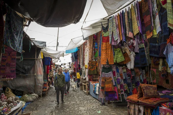 Chichicastenango Guatemala Helmikuuta 2020 Mayat Perinteisillä Markkinoilla Myyvät Ostavat Käsitöitä — kuvapankkivalokuva