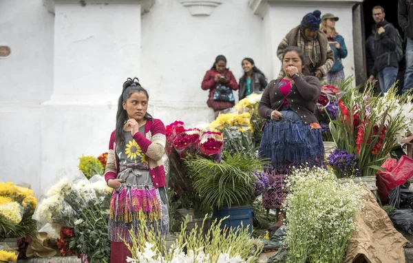 グアテマラのチチカステナンゴ2020年2月27日 伝統的な市場で花を売るマヤ人の女性 — ストック写真