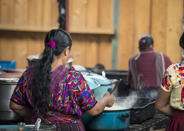 Chichicastenango Γουατεμάλα Φεβρουαρίου 2020 Γυναίκες Των Μάγια Μαγειρεύουν Στην Παραδοσιακή — Φωτογραφία Αρχείου