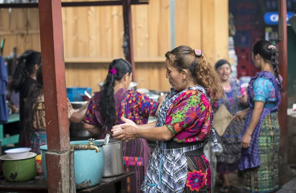 Chichicastenango Guatemala 2020 Február Maja Nők Főznek Hagyományos Piacon — Stock Fotó