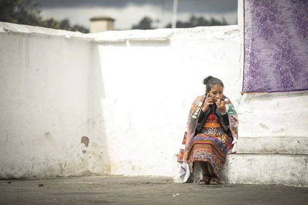 グアテマラのチチカステナンゴ2020年2月27日電話市場における伝統的な女性 — ストック写真