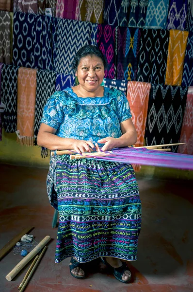 Lago Atitlán Guatemala Febrero 2020 Mujer Maya Tejiendo Telas Coloridas — Foto de Stock